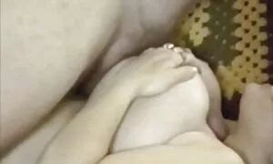 Một màu đen với hàm răng trắng đã được trần truồng trên giường sau đó cô bắt đầu làm tình với một anh chàng da trắng mà không có pim sec nhat ban một bao cao su.