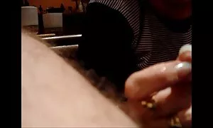 Một mát-xa trong một áo sơ mi trắng, chuẩn bị những người đàn ông phim sec nhat nan mạnh mẽ dương vật với một chảy nước dãi, đổ dầu đối tác của mình và đưa nó cho cô ấy âm đạo.