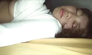 Trong khi chồng trẻ ngủ mà không có hai chân, vì ông là rất mệt mỏi sau khi uống khác, người vợ trẻ, không lãng phí thời gian. Ông đã tìm kiếm các điện thoại của ông, trung thành và tìm thấy có một bão tương ứng với một chút Masha. Tất nhiên, đứa bé đã hiểu mọi thứ, nhưng vì những lý do về hình thức, cô quyết định để hỏi những cậu bé, cô ấy là ai. Well, kể từ khi ông lẩm phim sec me con nhat ban bẩm một cái gì đó câm đáp lại, các bé quyết định để trả thù mà không để lại tiền. Ông ngay lập tức buộc trung thành của mình để giường và, sau khi chờ đợi cho anh ta để đến với các giác quan của mình trong một vài giờ, anh ta gây ra một chút scandal. Vâng, sau đó, sau khi làm cho chắc chắn rằng chồng cô đã tỉnh táo và lành mạnh, này gọi là một người bạn của mình. Oh, đây sẽ là một trả thù rất xảo quyệt và sống động, cậu sẽ có một phần rất đẹp. Đã là người yêu, không chỉ có thể tận hưởng một thổi kèn của một cô gái tóc vàng, nhưng cũng có thể chết tiệt của mình hăng hái trước mặt chồng.