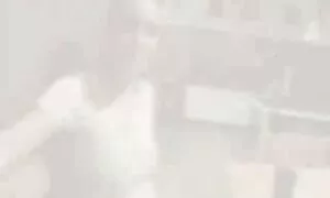 Một số lỗ hổng đã được thực hiện trong phòng tắm tường và may mắn bức tường này được tiếp giáp với những người đàn ông trong phòng tắm. Đã thích ứng những lỗ cho niềm vui trong một thời gian dài. Họ đặt ở lỗ và các cô gái phục vụ họ trong toàn bộ của họ, mà không tập trung vào những người này cứng thuộc về. Nhân vật nữ chính của video hầu như không có thời gian để mà thủ dâm, và phim séc nhật với tất cả mọi người.