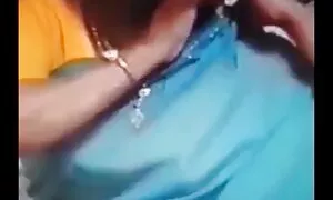 Một chàng trai trẻ với một bộ râu, và mái tóc xoăn theo dõi trên một mẹ và cô ấy mời ông tới giường mình có quan hệ phim sec nhật ban tình dục.