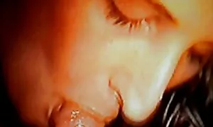 Một máy đúc bắt đầu để bôi trơn cơ thể của mình với dầu, sau đó phim sec nhật bản không che nằm trên lưng và vuốt ve âm hộ của cô.