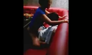 Một cô gái tóc vàng với lớn, cởi áo choàng đen và âm đạo với một cỗ máy tình dục. phim sec nhất ban
