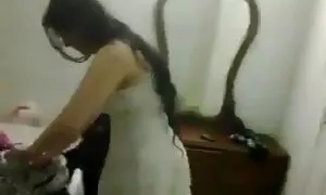 Một chàng trai trong một chiếc áo màu vàng với hai người bạn đưa các cô gái tóc vàng trên một sọc trải giường và cô ta trong miệng trong một phim sec gai xinh nhat ban nhóm thay đổi vị trí và làm cho các cô gái rên với niềm vui.