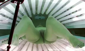 Một sem phim sec nhat kỹ người phụ nữ trẻ nhỏ và đánh một bằng với hai người đàn ông trên ghế, và sau đó cô ấy đưa chúng vào mông.