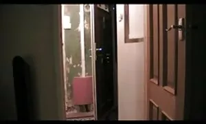 Một đẹp, tóc vàng, vuốt ve ngực lớn qua quần áo của cô, nhưng tôi thực sự muốn nhìn họ khỏa thân. Và bạn trai của cô cũng vậy, khi ông đã nhìn thấy những bóng, ông đã rất ngạc nhiên. Đúng là thành viên của mình đã phản ứng khá dự đoán: ông đứng lên, đứng lên. Một cô gái không thể bỏ lỡ cơ hội vinh quang này để đưa một lớn trong miệng. Và lỗ của họ cũng sẽ được vui mừng nhận được mạnh mẽ này pháo. Đó là lý do tại sao các quý ông quay bạn gái của mình xung quanh, cúi xuống, nhổ nước bọt vào hậu môn của mình và bắt đầu phát triển mông cô ta. Và đồng thời, séc nhat ban cô đưa cô rod chính xác vào trong âm đạo. Tốt chuẩn bị trước khi hậu môn.