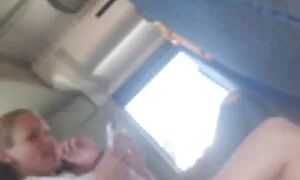 Một phụ nữ ngực đồ sộ và ao đôi trẻ hàng xóm trong nhà bếp và cuối cùng cô đặt nhiều khuôn phim séc nhat mặt.