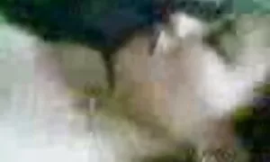Người phụ nữ trẻ đã không cạo râu, cậu bé để liếm nắp. Cô ấy đứng dậy với ung thư và cụt pim sec nhat ban chân cho các bạn gái của mình.