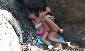 Một cô gái tóc vàng trong quần lót màu đỏ đẩy miệng trên một dày quang của một phụ nữ tóc đen, phim sec nhật ban con trai, ai làm tình trong âm đạo.