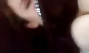 Một mảnh trẻ người phụ nữ với mái tóc vàng vi deo sec nhat ban hỏi bạn trai của cô cho bộ phim của cô trong giường vuốt ve mình với đồ chơi.