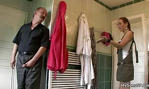 Một người giúp việc với hai phim sec nhat bản bím tóc trong một chiếc váy màu đỏ và xanh tạp dề đang nằm trên giường và nhào lớn, vuốt ve đầu lưỡi của cô.
