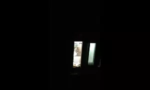 Nhiều phụ nữ trẻ châu Á đổ nước vào cơ quan của hẹp mắt người đàn ông sec ba gia nhat ban ở một phòng tắm công cộng, và một trong những phụ nữ Nhật bản bằng tay với đối tác của mình.