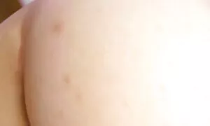 Ba mẹ nâng lên trang phục fim sec nhat của họ tại một bữa tiệc sinh viên, và bắt đầu chơi với đồ chơi tình dục và âm hộ trước của chàng trai trẻ.