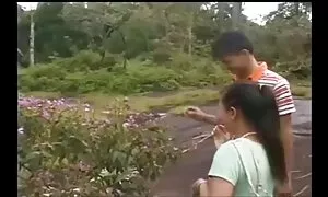 Nga cặc phim sec nhat ban khong che cô lớn trước máy quay, cho thấy họ ở trong phòng tắm.