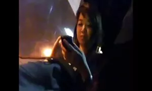 Một làn sem phim sec nhat da của hông rộng với những dải dài của tóc phiếu từ từ để nhịp điệu của âm nhạc trong phòng của bạn. Người phụ nữ trẻ ngồi trên một máy đứng trên giường, và bò qua nắp, tăng tốc độ của rung động.