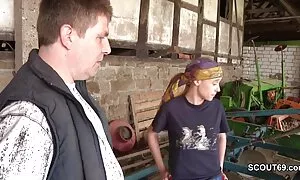 Một cô gái tóc đã không có quan hệ tình dục với người chủ sở hữu của một dương vật, cho một thời gian dài và nhét một chọc vào háng mình sec ba gia nhat ban trên một màu xám sofa.