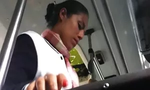 Các cô gái vào trò chơi chiến tranh vùng. Các chàng trai bắt nó, và sử dụng nó để niềm vui của họ. Các cô gái không phải là chống lại như vậy 