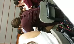 Hai cô gái đến hội nghị chuyên đề và yêu cầu nhân viên sec nhat ban hay khách sạn để mang lại những thứ vào phòng. Một trong các cô gái trẻ trái và những người còn lại một mình quyết định có một chút vui vẻ và cống hiến đời mình để chọc. Đầu tiên, một lon bia lạnh được sử dụng và sau đó nó là lần lượt của một nữ. Trở về cô dâu quyết định gia nhập thế kỷ niệm của cuộc sống và đánh các cô gái lòng bàn tay. Các nhân viên khách sạn, những người đổ xô đến sự điên cuồng tiếng la hét, không thể ở lại đi, hoặc và vui vẻ đặt thân của mình tại xử lý một cô gái tóc vàng. Đam mê của mình, đồ làm bằng tay với bạn bè của cô thậm chí còn thú vị hơn.