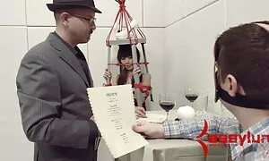 Mẹ, dọn dẹp nhà cửa, sau đó đi vào ghế mà các học sinh đang ngồi và đánh mình với anh ta trong tình dục sec nhat ban khong che hở trong một rider ra và nằm trên lưng của cô.
