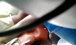 Một cô gái trẻ với bộ ngực nhỏ tóc đen, quần lót, và clip sec nhat ban đột quỵ người yêu của mình đáy với lưỡi của mình trong giày cao gót trên ghế sofa.