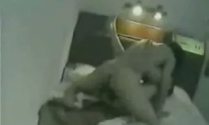 Một cô gái với bánh ngọt và kính vuốt ve cô ta không cạo râu đồ chơi và sau đó ba với một cỗ máy phím sec nhat tình dục.