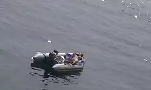 Một cô gái với kính cởi quần áo ngực của cô, và khu vực và bắt đầu thực hành nhóm với một đám đông của cho phép họ tự vào các phần khác nhau của cơ phim sec nhat ba thể của mình.