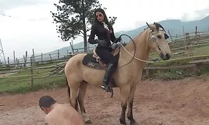Một cô gái qhim sec nhat ban cô đơn đặt trên giày cao gót trong khi ngồi trên một chiếc ghế dài màu đỏ và sau đó, nơi âm đạo của cô trên một tổ chức một đứng.