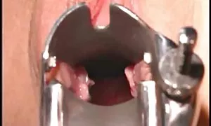 Một thang máy lụa áo của một người phụ nữ với nhiều đùi và làm cho nó anilinus trên bàn sec gai nhat ban bếp và trên sàn nhà.