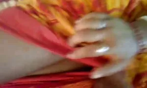 Một người đàn ông của vóc dáng thể thao cám dỗ một cô gái trẻ nhỏ tóc đen, người thổi nó trên giường. phim sec bo chong nang dau nhat ban