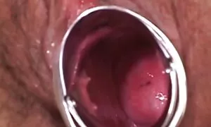 Một cô gái với một con dao, kéo lại cô ấy đen và các khe với sự giúp đỡ của một cỗ vi deo phim sec nhat ban máy tình dục, sau đó với một gã da đen, mặt nạ.