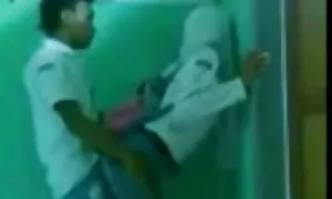 Những người đàn ông hói hỏi một nhân viên để ở trong sec nhatban văn phòng sau buổi họp. Ông đã lấy của người phụ nữ cởi quần lót ra, đưa cho cô ung thư tình của cô.